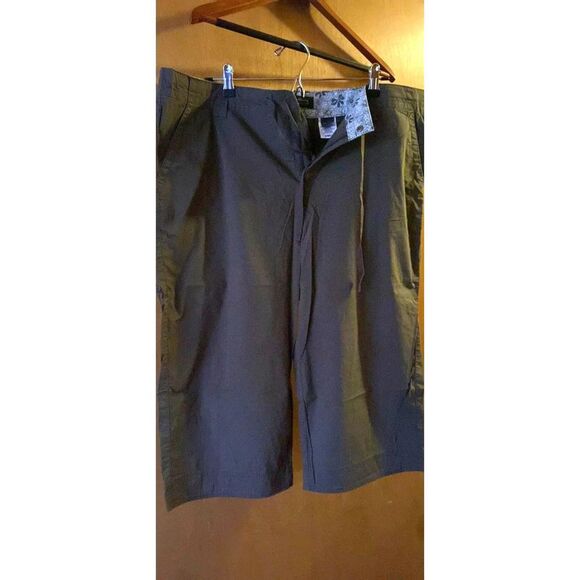 Eddie Bauer Capris pants Color dark green size 18 like new - Picture 1 of 7